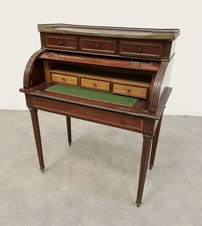 null Rectangular cylinder desk in mahogany and mahogany veneer on all sides adorned...