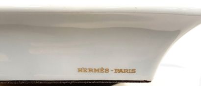 null Hermès 

Cendrier en porcelaine à décor du cheval d'Orient 

H_3 cm L_18 cm...