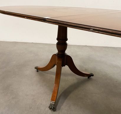 null Mahogany English style table with extension leaf Accidents - missing veneer...