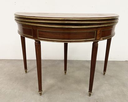 null Mahogany and brass half moon table 19th century D_108 cm (open) H_75 cm W_107...