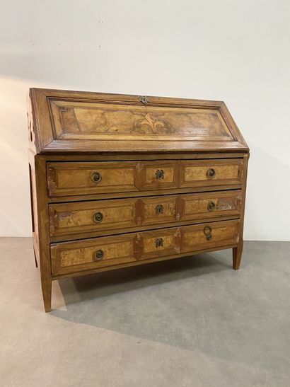 null 
Sloping chest of drawers In walnut veneer and burr veneer, the upper part with...