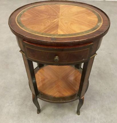 null TABLE DE SALON de forme ovale en placage de bois de rose, amarante et bois teinté...