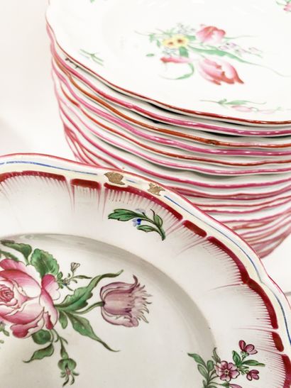 null Lot d'assiettes Luneville comprenant 26 assiettes de 18 assiettes plates, de...