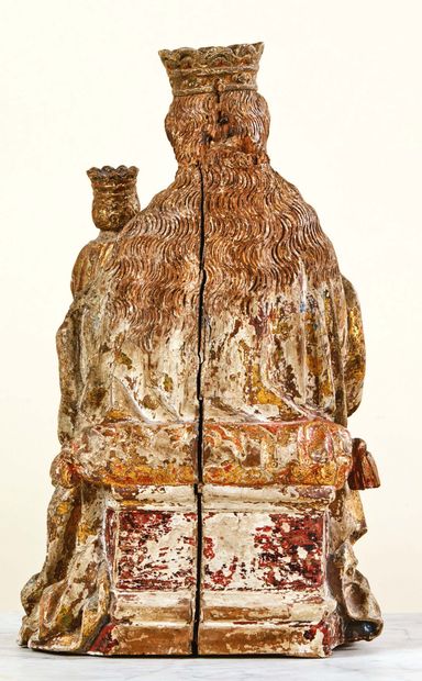  Vierge à l'Enfant en bois sculpté en ronde-bosse avec restes de dorure et de polychromie....