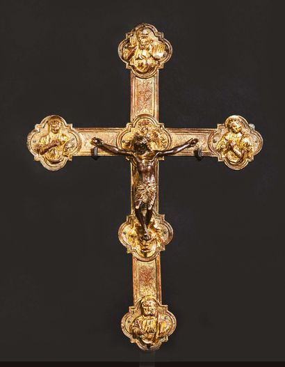 Croix d'autel en cuivre repoussé, gravé et...