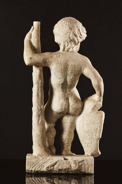 null Hercule enfant en marbre sculpté, dos ébauché. Debout, la jambe droite légèrement...