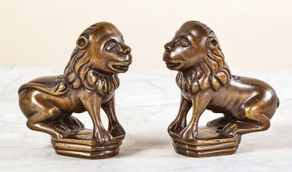 null Paire de lions en bronze, supports. Ils sont accroupis sur une terrasse moulurée...