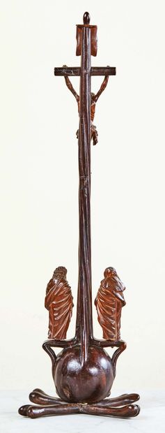 null Crucifix en bois fruitier sculpté en ronde-bosse. Le stipe de la croix est en...