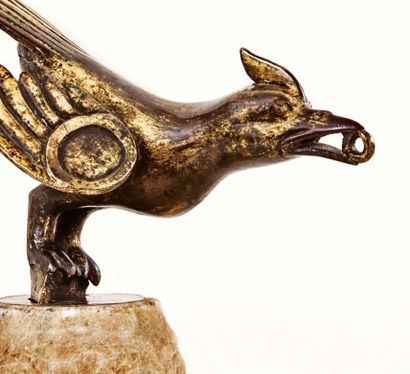 null Oiseau de saint Osvald, reliquaire (?), en bronze doré. Projeté vers l'avant,...