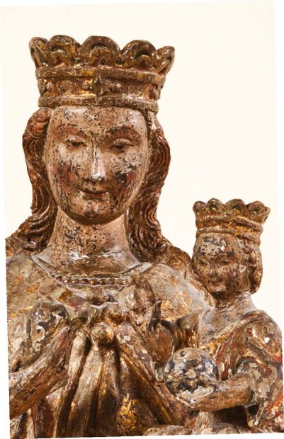  Vierge à l'Enfant en bois sculpté en ronde-bosse avec restes de dorure et de polychromie....
