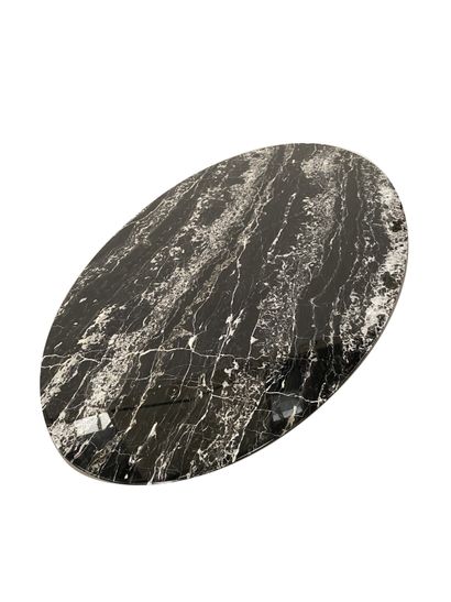null EERO SAARINEN (1917-2019) Table Marble in black and lacquered cast aluminium...