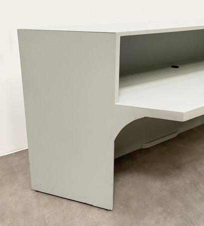 null POL QUADENS (Born 1960) Three-part reception desk Lacquered wood and glass About...