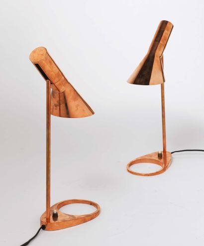 Arne JACOBSEN (1902-1971) 
Paire de lampes modèle «AJ» avec abat jour ajustable Cuivre
Copper
Edition...