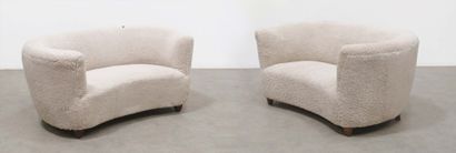 TRAVAIL DANOIS (XXe siècle) 
Pair of curved sofas
Wood and sheepskin
Wood and sheepskin
About...