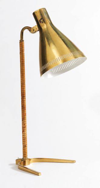 Paavo Tynell (1890-1973) 
Lampe de table modèle «Horseshoe 9224»
Laiton et cuir
Brass...