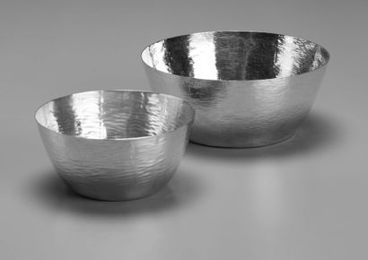 Tapio WIRKKALA (1915-1985) 
Two bowls
Hammered silver
Edition Haamenlinna
Publisher's...