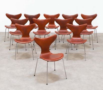Arne JACOBSEN (1902-1971) 
Série de 12 chaises modèle «Seagull 3208»
Cuir patine
Patinated...