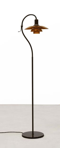 Poul Henningsen (1894-1967) 
Lampadaire modèle «Questionmark PH 2/2»
Laiton patine...