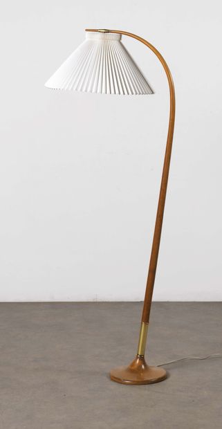 SEVERIN HANSEN JR. (1887-1964) 
Floor lamp
Brass, wood and fabric
Brass, wood and...