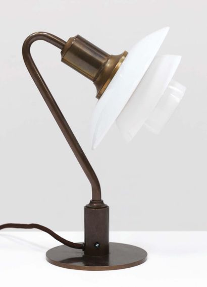 Poul Henningsen (1894-1967) 
Table lamp model "PH 2/2 Vintergækken"
Patinated brass...