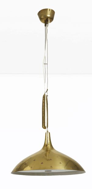 Paavo Tynell (1890-1973) 
Suspension modèle «10202 A»
Laiton dore et verre
Golden...