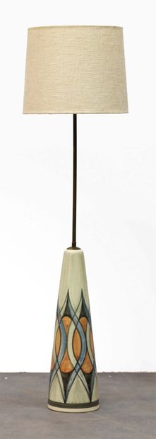 RIGMOR NIELSEN (XXE SIÈCLE) 
Floor lamp
Ceramic and brass
Ceramic and brass
Edition...