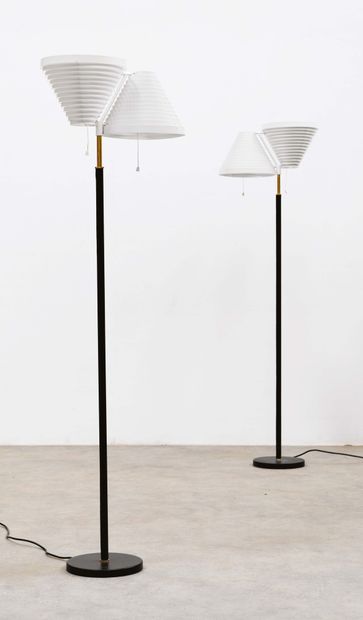 Alvar Aalto (1898-1976) 
Paire de lampadaires modèle «A810»
Laiton, cuir et metal...