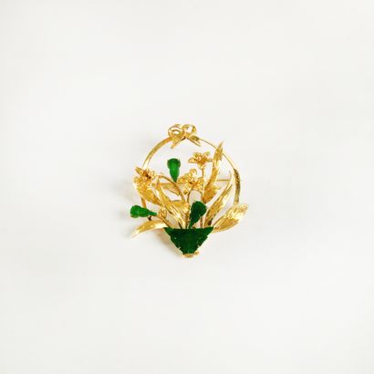 null Broche en or jaune 14K (585) ciselé d'un panier fleuri agrémenté de jade. H_5,3...