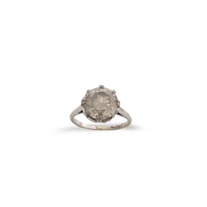 null Bague en or gris 18K (750) ornée d'un diamant rond de taille brillant pesant...