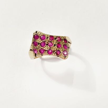 null 14K (585) yellow gold ring with a rectangular bezel set with rubies. TDD: 54/...