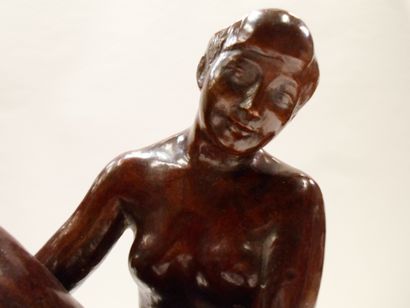 null José Clara AYATS (1878-1958) Déesse Epreuve en bronze à patine brune signée...