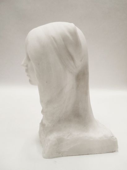 null Naoum ARONSON (1872-1943) Portrait of a young veiled woman White marble, signed...