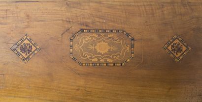 null Table basse en bois naturel au plateau au décor marqueté géométrique, reposant...