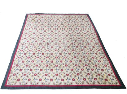 null 
Small-stitch carpet with floral decoration on a white background. L_262 cm...