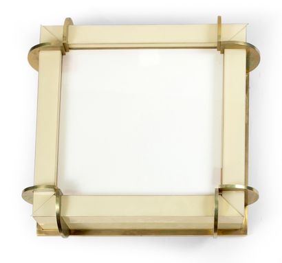 null JEAN PERZEL (1892-1986) Plafonnier En verre blanc et laiton doré H_19 cm L_56...