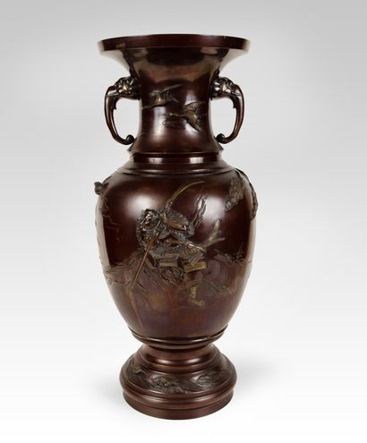 null Japon. Vase à décor de personnages en bronze patiné XIXe siècle H_61 cm D_30...
