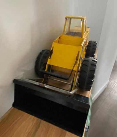 null TONKA. Backhoe in yellow lacquered sheet metal H_25 cm W_50 cm