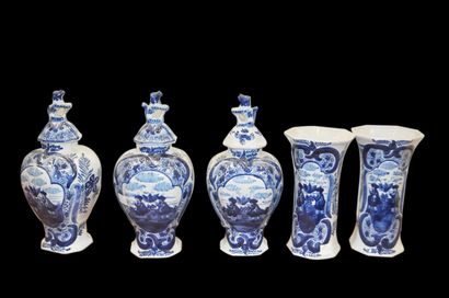 null DELFT. Garniture en faïence blanc bleu comprenant trois vases couverts aux prises...