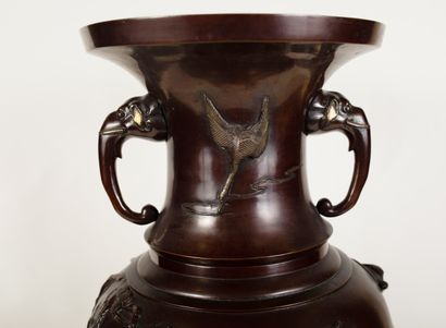 null Japon. Vase à décor de personnages en bronze patiné XIXe siècle H_61 cm D_30...