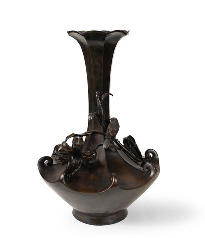 null Japon. Vase à décor d'oiseaux en bronze patiné Monogramme sous la base (bon...