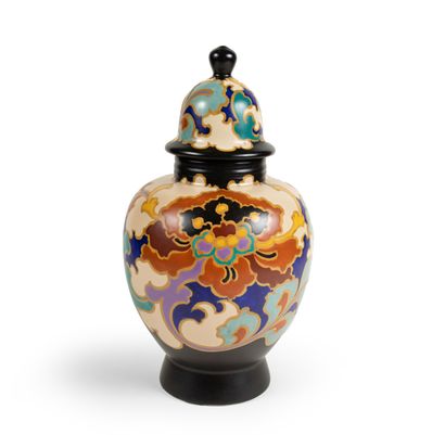 null Travail Hollandais. Vase d'inspiration chinoise en céramique polychrome Signé...