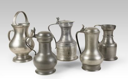 null Lot of 5 pewter pieces (pitchers). One joined a pot H_27 to 35 cm
