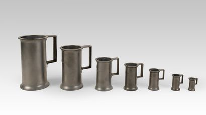 null Set of seven pewter mugs Small: H_4 cm D_2,5 cm Large: H_18 cm D_10,5 cm