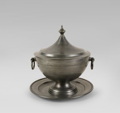 null Soup tureen and pewter dish Soup tureen : H_30 cm W_29 cm Dish : D_29 cm