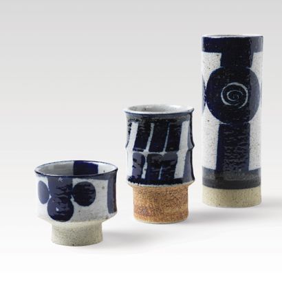 INGER PERSSON (XXE SIÈCLE) Ensemble de 3 vases, vers 1965
Terre chamottée
Émail indigo
Manufacture...