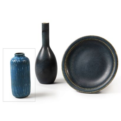 GUNNAR NYLUND (1904-1997) Vase cylindrique col rétréci, vers 1950
Émail bleu
Manufacture...