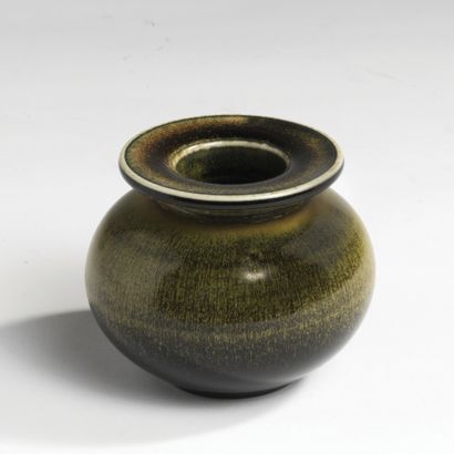 GUNNAR NYLUND (1904-1997) Vase, vers 1950
Émail vert et noir,
Manufacture de Rörstrand
Signé...
