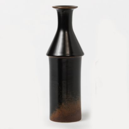 STIG LINDBERG (1916-1982) Vase à col plat
Émail satiné noir, argent et brun
Manufacture...