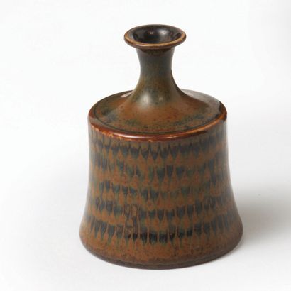 STIG LINDBERG (1916-1982) Vase forme cloche à motif scarifié, vers 1950
Émail brun
Manufacture...