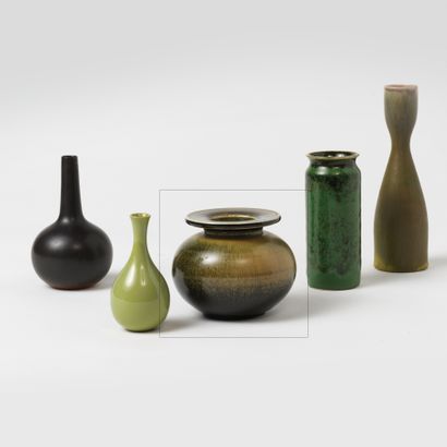 GUNNAR NYLUND (1904-1997) Vase, vers 1950
Émail vert et noir,
Manufacture de Rörstrand
Signé...